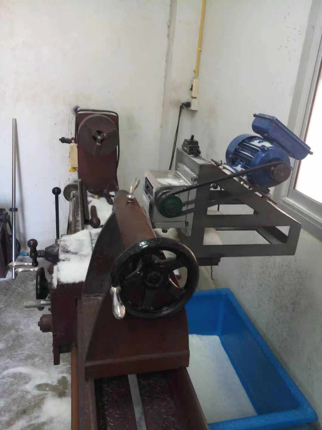 Trimming machine for roller brush